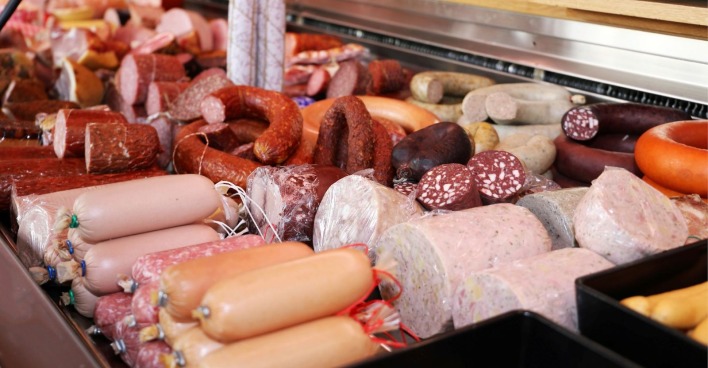 Wursttheke mit verschiedenen Salami- und Wurstwaren – Symbolbild für Wurst Rückruf  Netto wegen E.-coli-Belastung