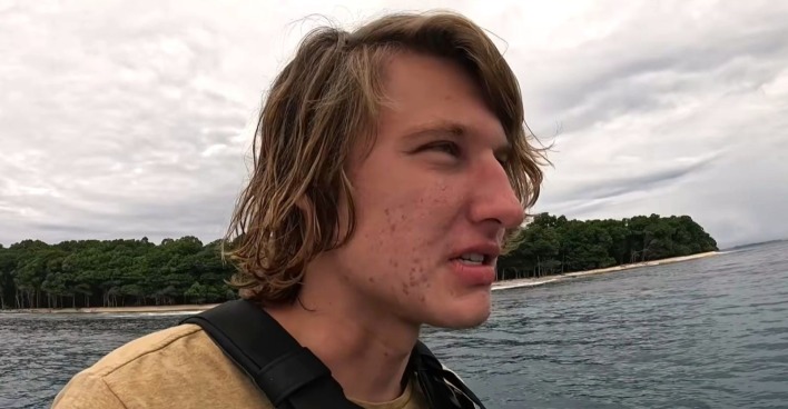 Mann in Schlauchboot nahe der North Sentinel Island im Indischen Ozean während verbotener Annäherung an isolierten Stamm
