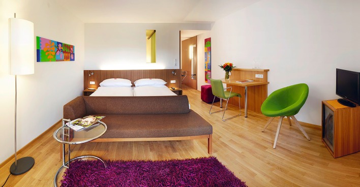 Modernes Hotelzimmer in kräftigen Farben | Credit: At the Park Hotel