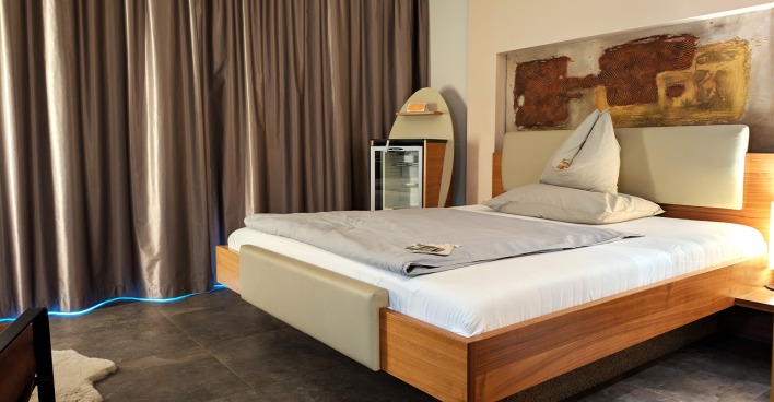 Modernes Hotelzimmer mit Doppelbett | Credit: Hotel AVIVA