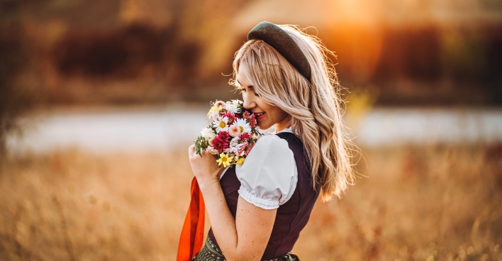 Junge blonde Frau im Dirndl | Credit: bedya/Shutterstock