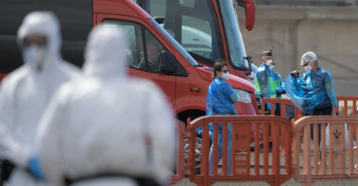Mediziner in Schutzanzügen koordinieren die Evakuierung nach dem Hantavirus-Ausbruch auf dem Kreuzfahrtschiff „MV Hondius“ vor Teneriffa.
