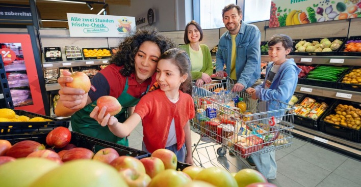 Familie im Supermarkt beim Einkaufen