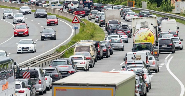 Stau auf der A10 Tauernautobahn.