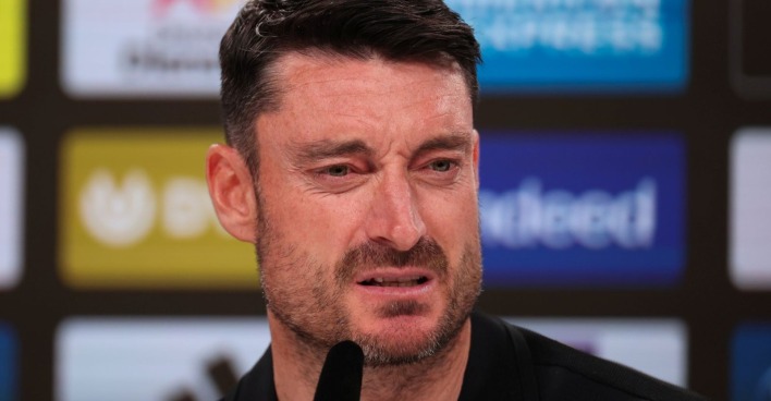 Albert Riera bei einer Pressekonferenz von Eintracht Frankfurt nach der überraschenden Trennung vom Bundesliga-Klub nach nur drei Monaten als Trainer.