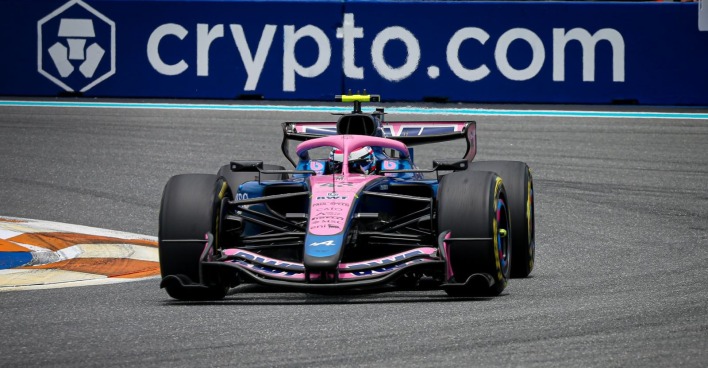 Ein Rennwagen des Alpine f1 Teams in Miami