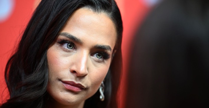 Amira Aly bei einem Event in Köln. Die Moderatorin spricht offen über den schockierenden Einbruch und den Diebstahl von Schmuck im Wert von 69.000 Euro.