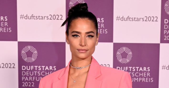 Amira Aly beim Deutschen Parfumpreis 2022 in pinkem Blazer – die Moderatorin dreht trotz Schwangerschaft aktuell für das ZDF-„Traumschiff“ in Ägypten.