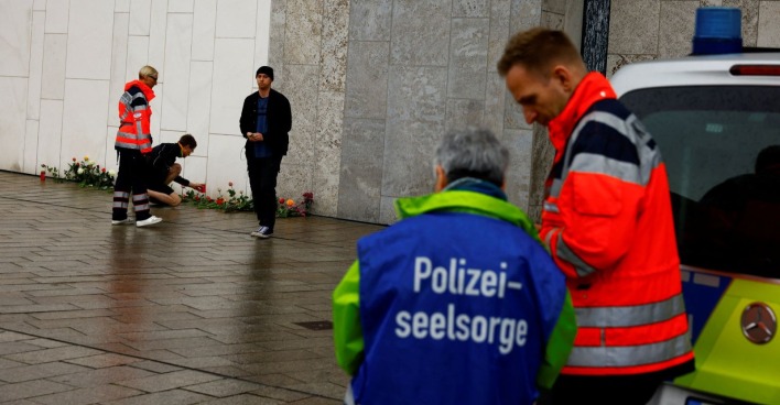 Blumen und Einsatzkräfte am Tatort der Amokfahrt in Leipzig mit Polizeiseelsorge