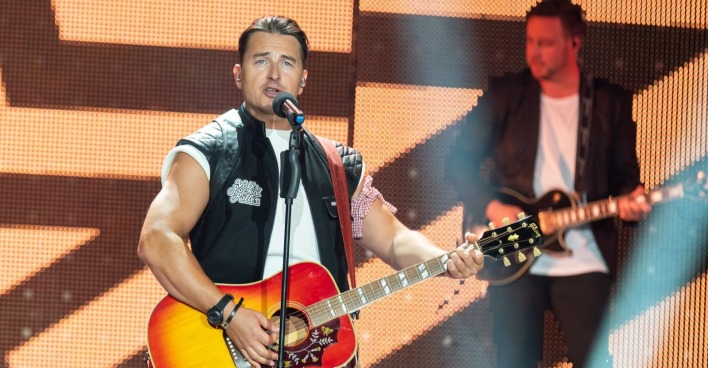 Andreas Gabalier bei einem Live-Auftritt mit Gitarre auf der Bühne. Der VolksRock’n’Roller sorgt nach einer geheimnisvollen Ankündigung auf Instagram für Aufregung unter seinen Fans.