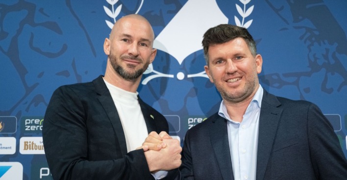 Christian Ilzer und Andreas Schicker, Geschäftsführer der TSG Hoffenheim, nehmen an einer Pressekonferenz der TSG 1899 Hoffenheim teil.