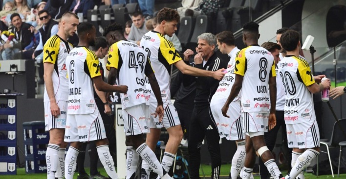 LASK Mannschaft mit Trainer Dietmar Kühbauer bei taktischer Besprechung während Bundesliga Spiel im Titelrennen gegen Austria Wien