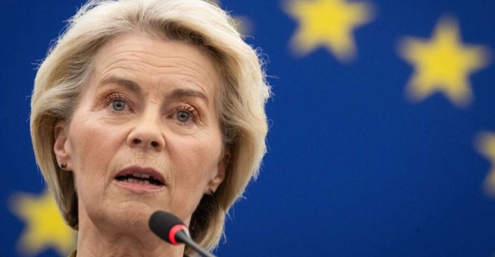 Ursula von der Leyen spricht vor EU-Flagge über den Zollstreit zwischen EU und USA und das Handelsabkommen mit Donald Trump