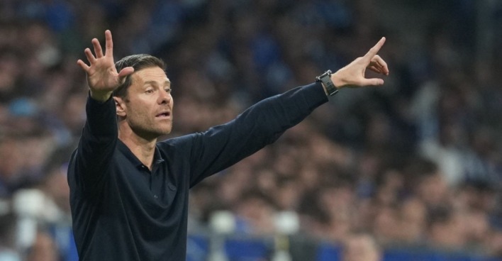 Xabi Alonso als neuer Chelsea-Trainer gestikuliert an der Seitenlinie während eines Spiels