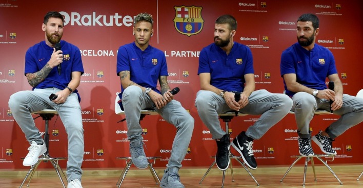 Lionel Messi, Neymar, Pique und Arda Turan bei einer Pressekonferenz.