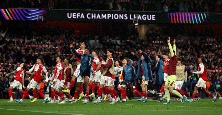 Arsenal Spieler feiern den Erfolg im CL-Halbfinale gegen Atlético Madrid.