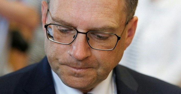 August Wöginger blickt nach unten nach dem Urteil im Postenschacher-Prozess wegen Amtsmissbrauch
