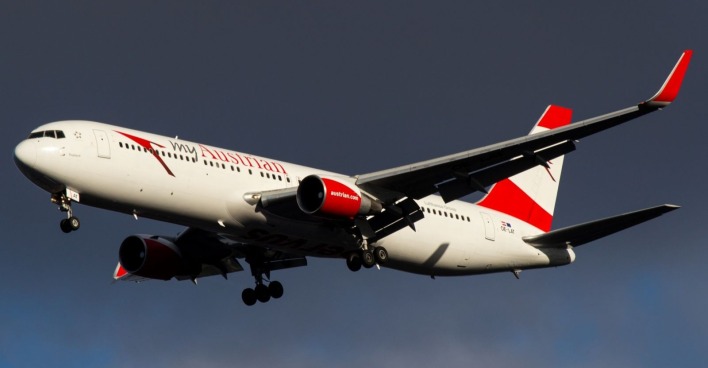 Austrian Airlines Flugzeug während eines Austrian Airline Notfalls vor der Landung nach Zwischenfall an Bord Richtung Berlin