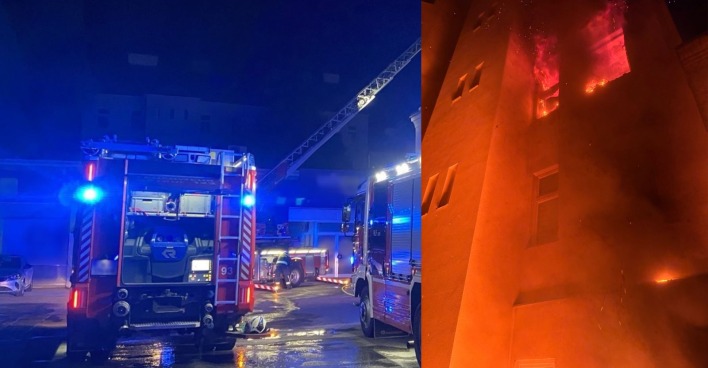 Einsatzfahrzeuge der Berufsfeuerwehr Wien stehen nachts mit eingeschaltetem Blaulicht in der Schlachthausgasse