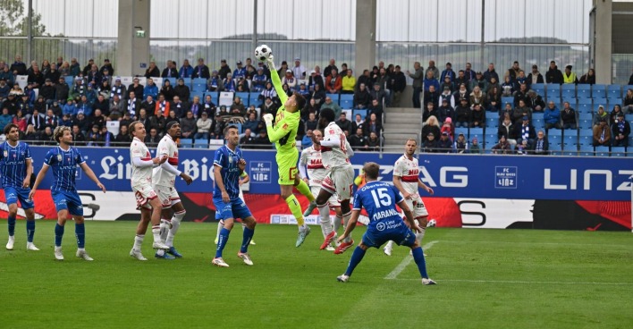 Torhüter faustet Ball im Strafraum bei Blau-Weiß Linz gegen GAK, mehrere Spieler im Zweikampf während Abstiegskampf in der Bundesliga