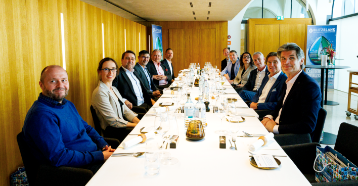 Alle Lunchgäste um den Tisch vereint