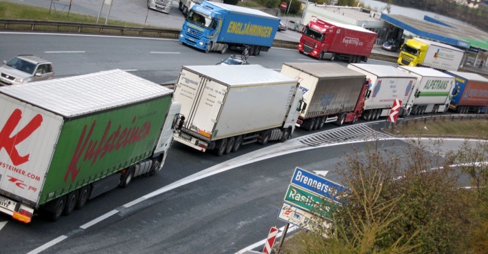 Lkw-Stau auf der Brennerroute in Tirol mit dichter Kolonne wegen Brenner Sperre und Verkehrschaos auf der Autobahn
