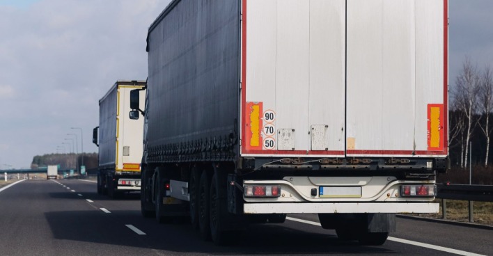 Zwei Lkw fahren auf einer Autobahn, Symbolbild für Spedition und Transportbranche im Zusammenhang mit der Cargowell-Insolvenz.