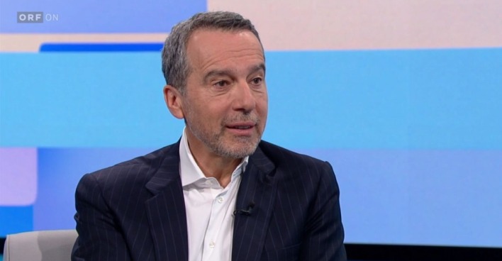 Christian Kern im ORF-Studio bei Hinter den Schlagzeilen im Gespräch mit Patrick Budgen, auch mit Fragen über sein Privatleben und Verena Altenberger