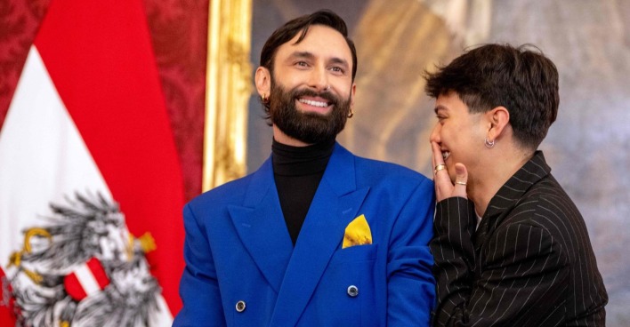 JJ und Conchita Wurst lachen gemeinsam bei einem Pressetermin in Wien. Die beiden bringen ihren erfolgreichen „Bussibaba“-Podcast erstmals live auf die Bühne des Vienna Pride Community Fest.