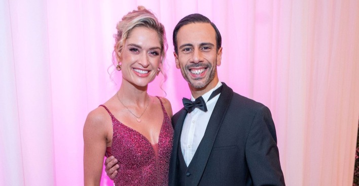 Danilo Campisi und Corinna Kamper posieren gemeinsam bei einem Event. Das Paar lernte sich 2023 bei „Dancing Stars“ kennen und machte seine Liebe später öffentlich.