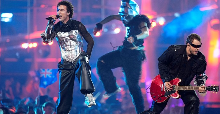 Cosmó ESC 2026 Halbfinale Auftritt Bühne Performance Sänger mit Gitarrist Eurovision Song Contest Wien