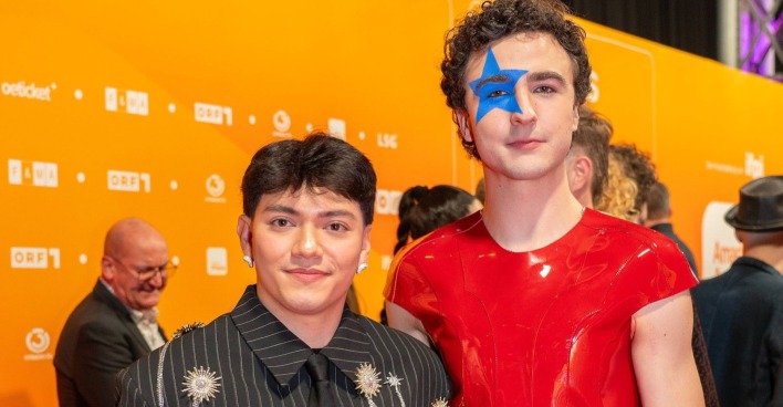 Cosmo, ESC-Kandidat 2026, und ESC-Gewinner JJ posieren gemeinsam auf dem roten Teppich in Wien vor dem Eurovision Song Contest.