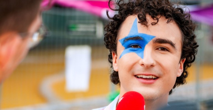 Cosmó zeigt sich vor dem ESC 2026 in düsterer Nachtkulisse mit schwarzer Sonnenbrille im Rückspiegel eines Autos. Der Auftritt erinnert an den futuristischen Stil seiner Eurovision Song Contest Show.