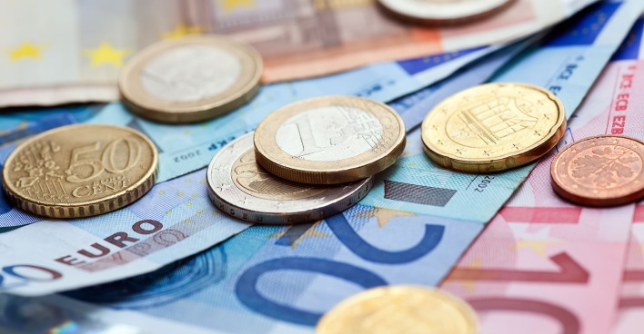 Euroscheine und Münzen | Credit: Gena96/Shutterstock