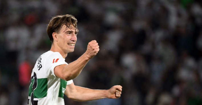 David Affengruber im Trikot des FC Elche auf dem Spielfeld
