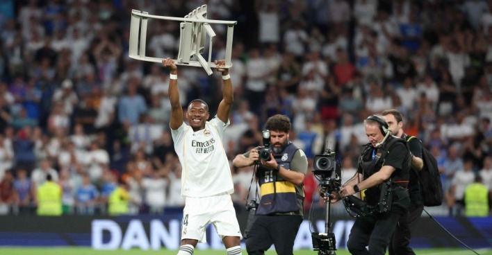 David Alaba wird bei seiner Auswechslung im Estadio Bernabeu von den Fans mit Standing Ovations gefeiert