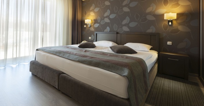 Bett mit durchgehender Matratze | Credit: Petar Djordjevic/Shutterstock