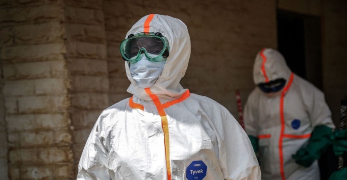 Medizinisches Personal in Schutzanzügen bei Ebola-Einsatz mit Vollschutz und Atemmaske im Infektionsbereich