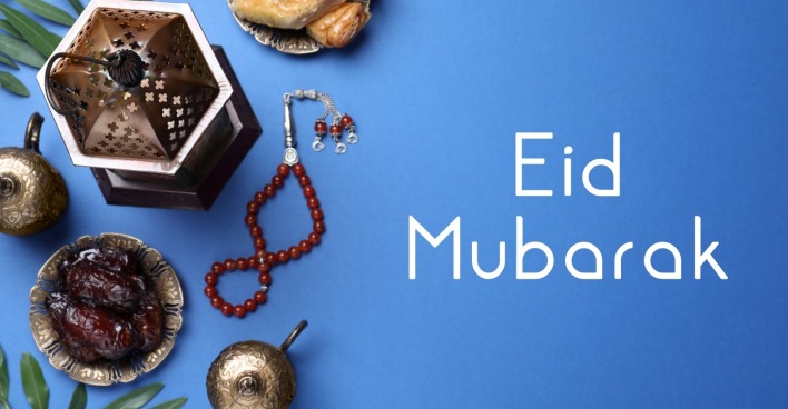 Eid Mubarak Grußkarte. Flache Laienzusammensetzung mit arabischer Laterne und Misbaha auf blauem Tisch.