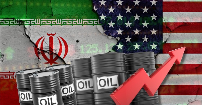 Ölpreis steigt wegen Iran-Konflikt: US- und Iran-Flaggen mit Ölfässern und Aufwärtspfeil symbolisieren Energiekrise