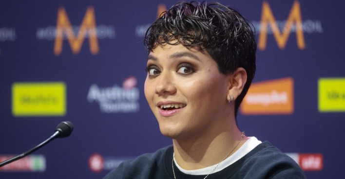 ESC-Sieger JJ bei einer Pressekonferenz nach dem Eurovision Song Contest 2026. Nach seinem viralen „Bitch“-Spruch sorgt der Sänger und die ESC-Kritik von Sam Dylan für Diskussionen im Netz.