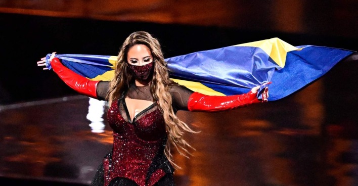 chwedische Sängerin Felicia beim Eurovision Song Contest 2026 in Wien mit Landesflagge auf der Bühne während ihres Auftritts.