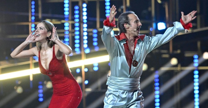 Victoria Swarovski und Michael Ostrowski performen beim Eurovision Song Contest 2026 in Wien eine schräge Showeinlage mit Rap und ESC-Klischees auf der Bühne der Wiener Stadthalle.