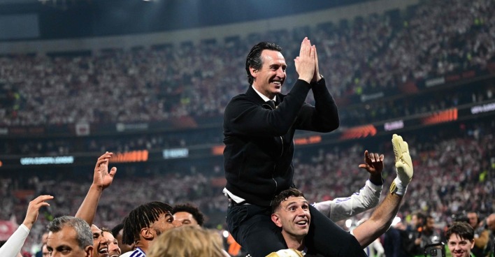 Unai Emery nach dem Titelgewinn beim Jubel über den Europa-League Titel.