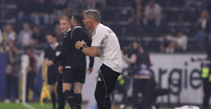 Dietmar Kühbauer pusht während der Partie gegen Rapid seine Spieler.