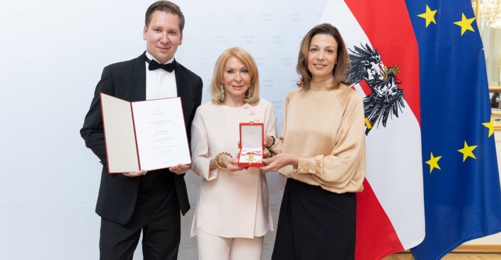 Gerda Rogers wird das Goldene Verdienstzeichen der Republik Österreich überreicht