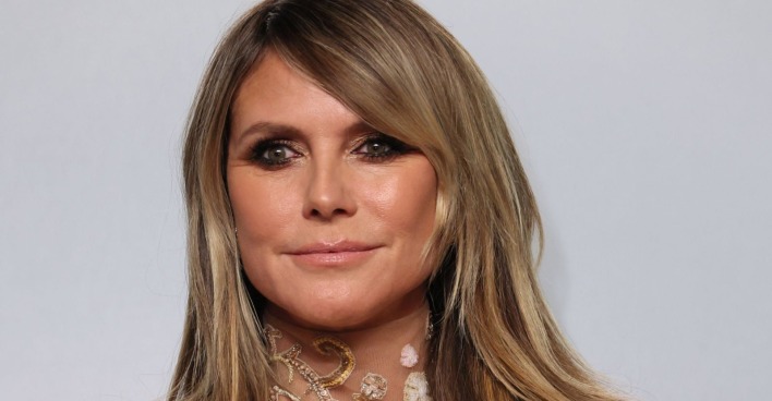 Heidi Klum bei einem öffentlichen Event: Die GNTM-Moderatorin steht nach den Aussagen von Influencer Philip Wälter erneut wegen „Germany’s Next Topmodel“ in der Kritik.