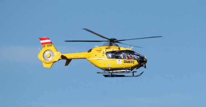 OE-XEM Airbus Helicopters H135, betrieben von ÖAMTC als Christophorus 6 Notarzthubschrauber im Flug gegen klaren blauen Himmel am Flughafen LOWS.