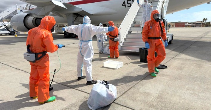 Schutzanzug-Team bei Flugzeug-Evakuierung wegen Hantavirus, Kontaktpersonen werden auch in Österreich überwacht