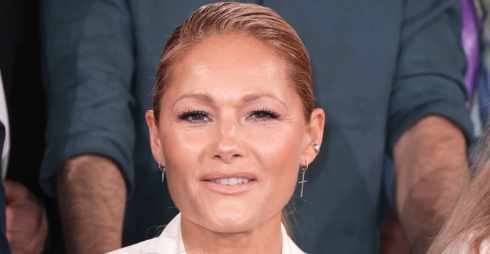 Helene Fischer bei einem öffentlichen Auftritt mit zurückgebundenen Haaren und dezentem Schmuck – die Schlagersängerin sprach offen über ihren Karriereweg ohne Castingshow.  Bildunterschrift: